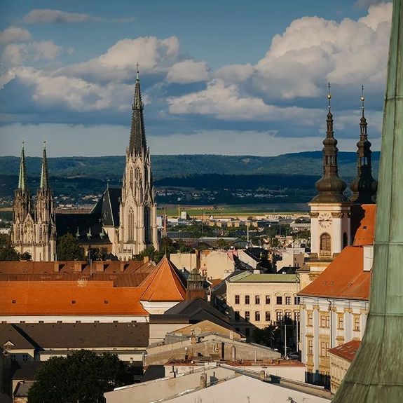 Vysokoškolské prázdniny jsou v polovině. První z našich fakult (lékařská) zahajuje výuku v zimním semestru už za 34 dnů. O 7 dnů později ji bude následovat FZV. Ostatní fakulty čeká do ostrého startu semestru ještě 48 dnů.

Řekněte ale, nechybí už vám pohled na Olomouc? 💙
.
.
.

#olomouc #univerzitnimesto #univerzitapalackeho #palackyuniversity