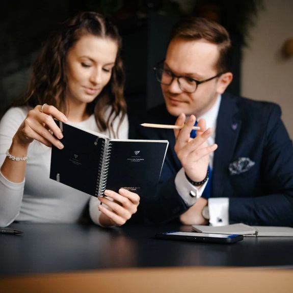 Léto je sotva v polovině – už teď se ale můžete vyzbrojit na příští akademický rok. V UPointu je totiž v prodeji nový Akademický diář UP, který si v předchozích letech oblíbily tisíce našich studentů i pedagogů. 📘🆙

Na základě hromadných ohlasů z vašich řad se nové vydání vrací k černé barvě desek se stříbrným potiskem. 🖤🔲

I v roce 2025/26 vám bude akademický diář věrným pomocníkem s „papírovou“ formou organizace vašeho času a najděte v něm všechny obvyklé vychytávky:

✅ Kalendáře pro měsíční plánování i týdenní záznamy
✅ Všechna důležitá data akademického roku
✅ Zavírací gumičku a stužkovou záložku
✅ Motivační citáty slavných osobností na každý týden
✅ Dva vevázané archy označovacích samolepek v univerzitní modré
...a spoustu milých drobností navíc.

Diáře už teď najdete v kamenném obchodě nebo v e-shopu. Link v biu.
.
.
.
#upoint #upol #univerzitapalackeho #palackyuniversity #olomouc #univerzitnimesto