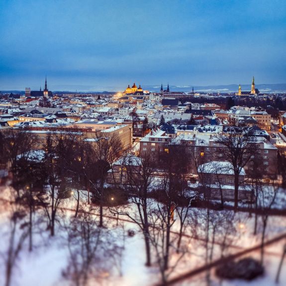 Tiché noci si většina lidí spojuje s Vánoci. V Olomouci se spojují se zkouškovým obdobím. Ulice poloprázdné, univerzitní prostory taky – zato pod zasněženými střechami kolejí a domů se studentskými priváty se pilně studuje.

Tak hodně štěstí – a nezapomeňte při všem mentálním vypětí větrat hlavu. Třeba zasněžené Smetanovy sady vyloženě zvou ke zdravotní procházce.

#univerzitnimesto