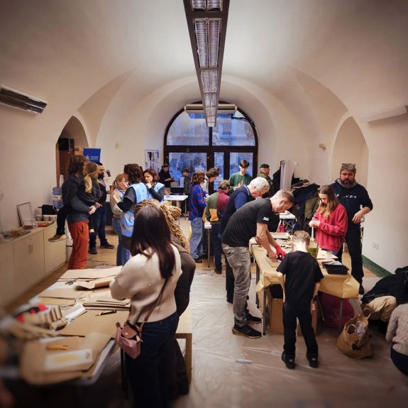 Světlo a teplo pro Ukrajinu – včera ve studentském klubu na Zbrojnici! 🕯️🇺🇦

Zatímco ruská invaze na Ukrajinu spěje do svého pátého roku, naše @dobrovolnicke_centrum_up spojilo síly se skautským institutem @siolomouc a společně přinesli možnost udělat něco proto, aby válkou a zimou sužovaná země dostala aspoň trochu světla a tepla navíc. Náš studentský klub se tak díky více než stovce nedělních dobrovolníků na jedno odpoledne proměnil ve veřejnou dílnu na výrobu „zákopových svíček“.

Plechovek plněných parafínem a vlnitou lepenkou, které se na několik hodin můžou stát improvizovaným zdrojem tepla a světla – lze si na nich ohřát jídlo, nebo prochladlé ruce či nohy, nebo zvednout tepelný komfort v místnosti. Přímo v našem klubu se jich včera vyrobilo přes 500 a více než tisíc se jich sešlo ze spřátelených olomouckých skautských kluboven.

Děkujeme. Skautům za spolupráci, dárcům za materiál a dobrovolníkům za jejich čas a odhodlání pomáhat napadeným lidem nejen slovy a gesty. 💙

#univerzitnimesto