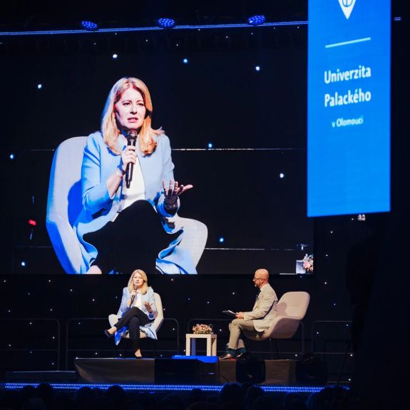 Dnešní slavnostní výroční přednášku k poctě J. L. Fischera proslovila Zuzana Čaputová.

Právnička a bývalá prezidentka Slovenské republiky před naši akademickou obec předstoupila s přednáškou nazvanou Krize demokracie. Mluvila o těch nejtěžších výzvách současné západní společnosti. O čase všeobecné krize důvěry v někdejší jistoty. O erozi společenských smluv pod tlakem technologických a ekonomických změn. Ale i o hledání cest k novému uspořádání svobodné společnosti, které by se v realitě 21. století mohlo osvědčit a odolat vnějším i vnitřním tlakům populismu a autokracie.

A o tom, jak v ani v časech souběhu mnoha krizí neztrácet víru, odhodlání a naději.

Děkujeme. 🇨🇿💙🇸🇰

Po přednášce a diskusi paní prezidentka zavítala na univerzitní audiovizuální produkci na Zbrojnici, kde natočila nejnovější epizodu našeho podcastu Studio UP. Těšte se na její vydání už tento pátek v poledne!

#univerzitnimesto