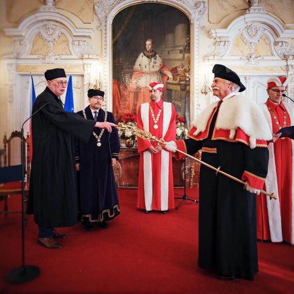 Vivat doctor honoris causa! 🎓🆙

Čestným doktorem UP se stal profesor Karel Eliáš – živoucí legenda české právní vědy, hlavní autor nového občanského zákoníku ČR.

Stalo se tak dnes odpoledne ve slavnostní dvoraně arcibiskupského paláce, na návrh vědecké rady @pf_upol.

Blahopřejeme! 💐

#univerzitnimesto