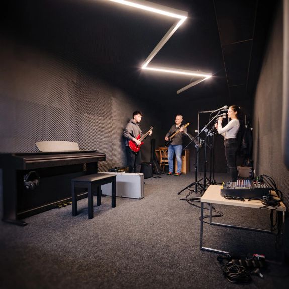 Spousta z vás ji vždycky chtěla. A teď ji máte – hudební zkušebna přímo na koleji! 🎶

Od tohoto měsíce se zkušebna v testovacím provozu otevřela v suterénu koleje Evžena Rošického. Nahradila zde starou televizní místnost – na televizi už mezi studentstvem nikdo moc nekoukal, zato muzika je nesmrtelná.

Prostor je navržen a vybaven tak, aby se v něm daly zkoušet různé hudební žánry. A aby se tu mohli realizovat začínající muzikanti, i zkušenější hráči a tvůrci.

K dispozici je (prozatím jen) všem studentům a studentkám ubytovaným na @koleje_menzy_olomouc. A pochopitelně se řídí provozním a rezervačním řádem. Tak, aby se na Rošičkách dál dalo nejen muzicírovat, ale i v klidu studovat a spát. 🥁 ☑️📖 ☑️💤☑️

Co na to říkáte?

#univerzitnimesto