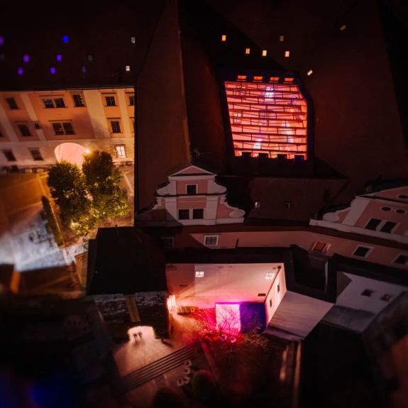 Ve dne filmy, v noci party! 🪩

Letošní merch a interiérový dekor @afo_olomouc se inspiroval žertovným sloganem „flor is lava“. I díky tomu vypadá střecha festivalového ústředí v atriu Konviktu tak trochu jako vulkán. 🌋 Hlavně po setmění, když už je většina vědeckých dokumentů promítnutá a dění se mění podle hesla „Music is Science“. 🎶

Pojďte se jim zařídit ještě dnes večer, až bude AFO vrcholit!

#AFO61 #univerzitnimesto