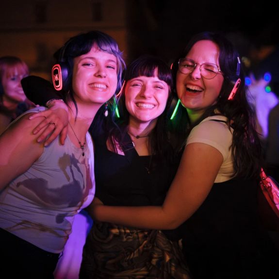 Takový byl náš letošní majáles! 🎉 Rekordní co do účasti, zelený co do lokace, grafiky i udržitelného provozu. Ale hlavně plný skvělé zábavy – a to i díky vám, tisícům jeho hostů.

Děkujeme za to a hlásíme, že fotodokumentace akce už je kompletně venku! V záplavě fotek se můžete jít hledat do velkého alba na našem profilu na Facebooku. Odkaz v biu. ☝️

Foto: Vojtěch Kmenta a Pavla Kratochvílová

#univerzitnimesto