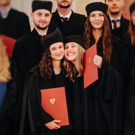 Vivant alumni! Ať žijí naši absolventi! 🎺

Se závěrem června se ve velkém rozjíždějí promoce. S úsměvem na tváři a příležitostnou slzou v oku vyprovázíme naše čerstvé držitele dipomů do velkého světa. 💐🎓

Zároveň doufáme, že se tentokrát neloučíme nadlouho.

Už letos v září totiž plánujeme velký sraz pro všechny naše absolventy a absolventky. Ať jste čerství nebo zasloužilí, zlatí nebo stříbrní, zakroužkujte si v kalendáři víkend 11.–12. 9.! Chystáme pro vás ve vašem studentském městě program, který vám připomene vše, kvůli všemu jste to tu vždy měli tak rádi. 💙🆙

☝️ Link v biu. ☝️

#univerzitnimesto