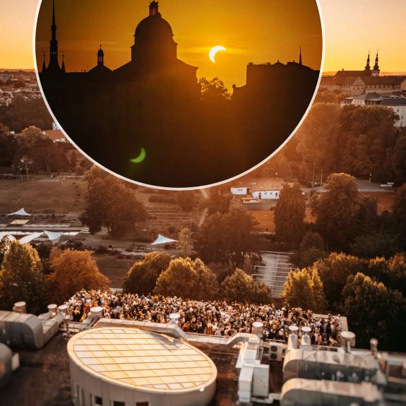 Odkud nejlépe pozorovat divy přírody?
Ze střechy naší Přírody! 🌙

Aneb takto vypadalo dnešní večerní pozorování částečného zatmění Slunce ze střešních teras @prf_upol. Děkujeme za obrovský zájem! Astronomický večer na PřF pokračuje pozorováním Perseid až do půlnoci. Máte-li tedy cestu večerní procházkou, stavte se!

#univerzitnimesto